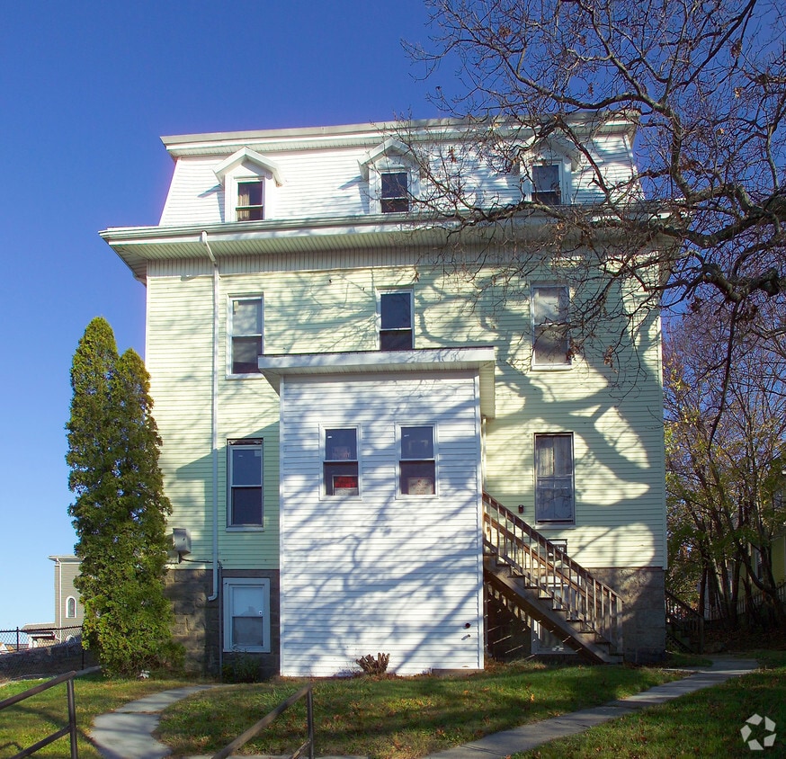 Building Photo - 372 Pine St