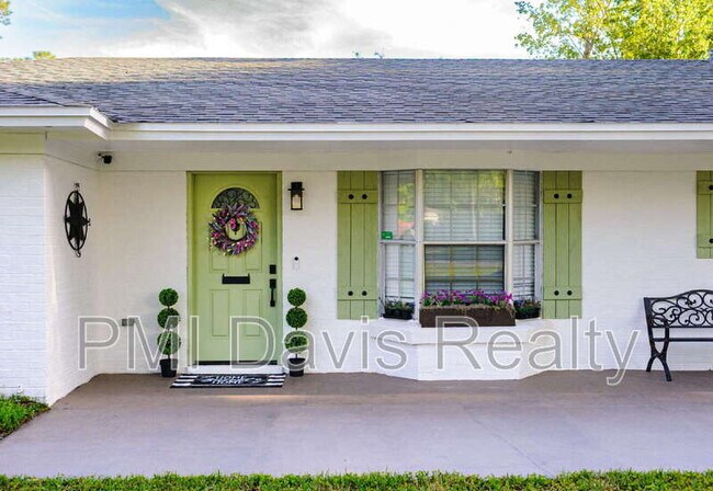 Foto del edificio - 332 Whispering Woods Drive