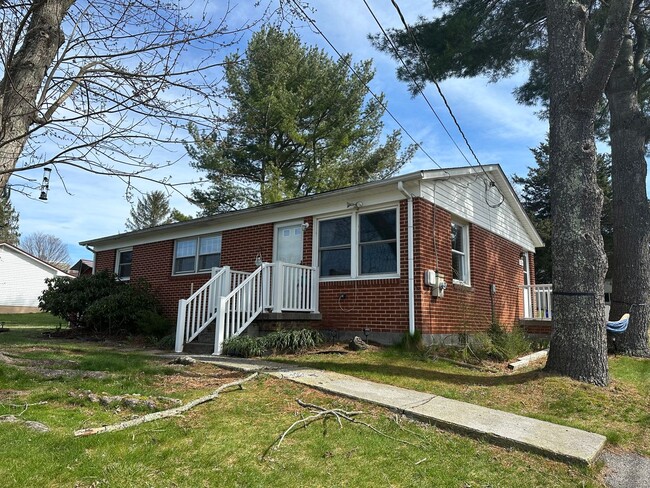 Foto del edificio - Brick 2 bedroom Ranch in Uptown Blacksburg