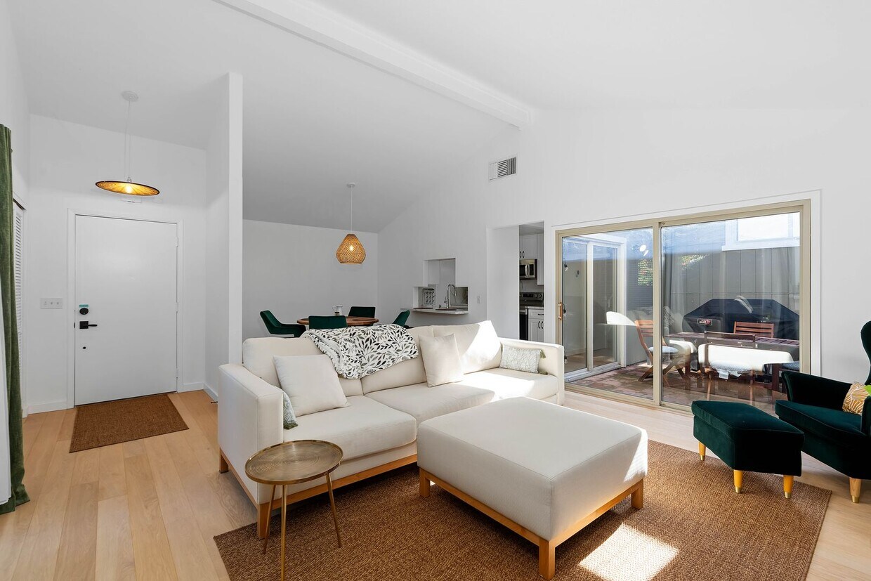 Primary Photo - Spacious 2 Bed, 2 Bath Condo Near Downtown...