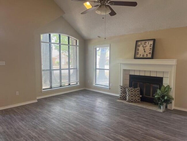 Foto del edificio - 6302 Meadowmere Ln