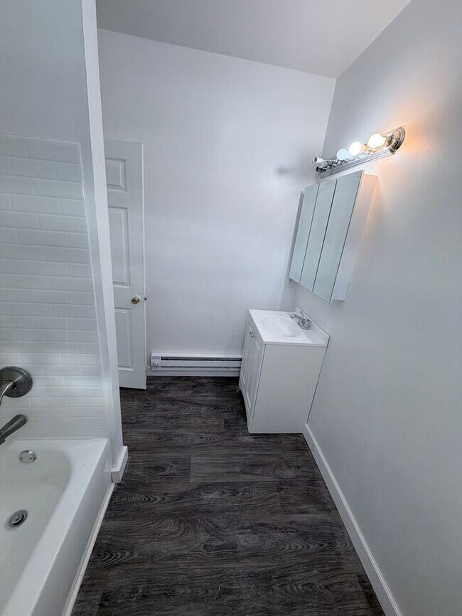 Foto del edificio - Inspected and Approved 3 Bedroom 1 Bath w PARKING & Appliances