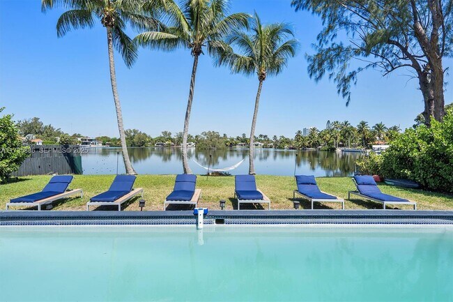 Foto del edificio - 2541 NE 195th St