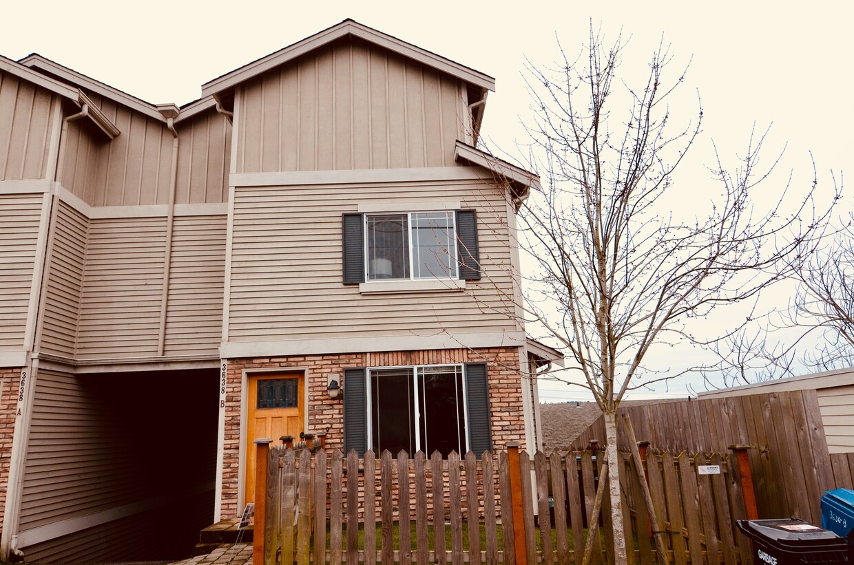 Primary Photo - 3 Bedroom 2.5 Bath Queen Anne Townhome