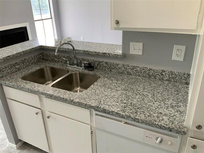 Foto del edificio - 13480 N Thorntree Dr