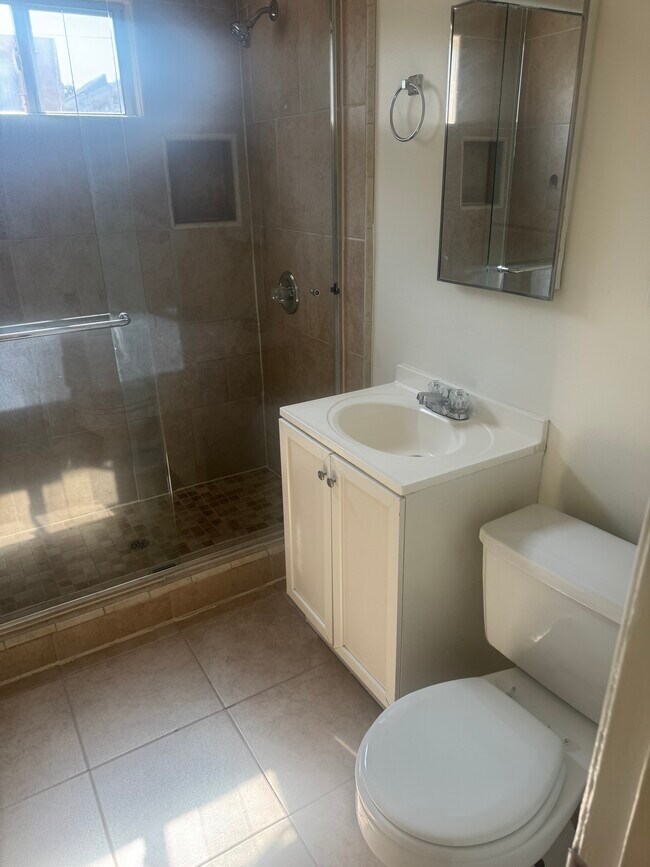 Baño - 630 N Spaulding Ave