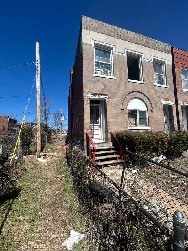 Building Photo - 4923-4925-4925 Suburban Tracks St