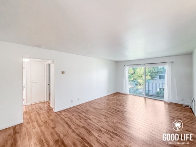 Foto del edificio - SD: Bright 2BD/2BA Condo in La Mesa with Community Pool, Private Balcony & In-Unit Laundry