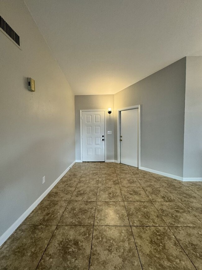 Foto del edificio - CHARMING 3 BEDROOM WITH LARGE YARD NEAR KYRENE/CHANDLER