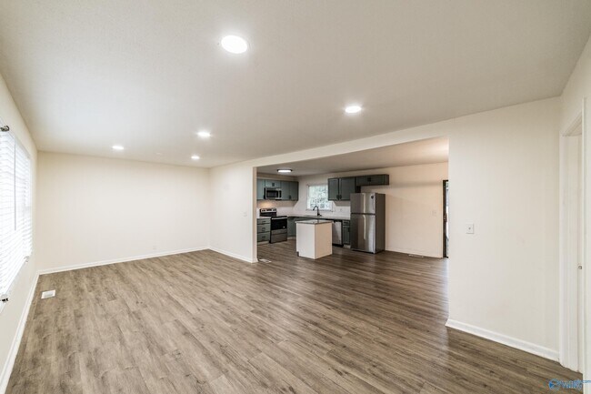 Building Photo - 307 Meadowbrook Dr SE