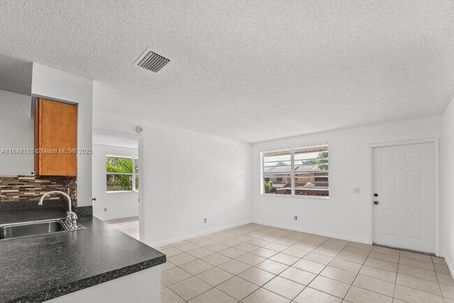 Foto del edificio - 10461 NW 7th St