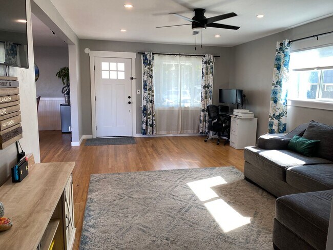 Foto del edificio - Charming 3 bed 2 bath home in Serra Mesa