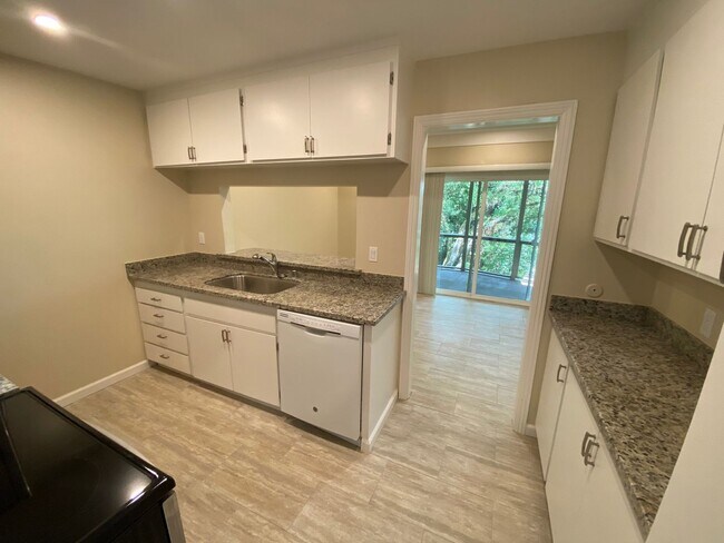 Foto del edificio - 2 Bed 2 Bath, LARGE Creek Side Apartment N...