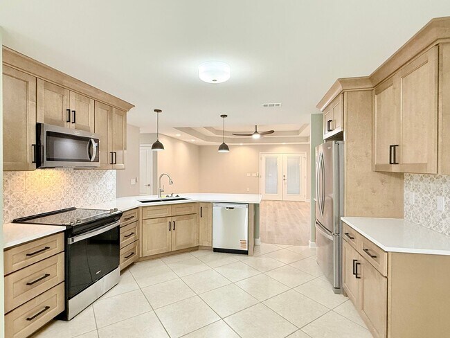 Foto del edificio - Stunning 4-Bedroom Pool Home