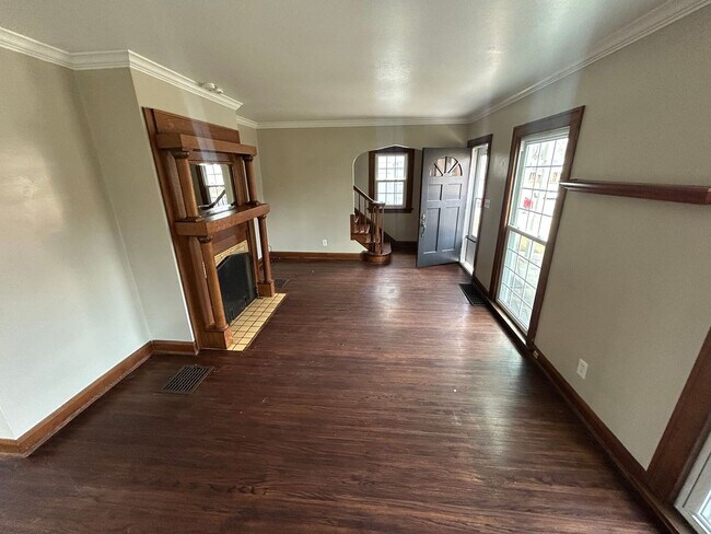 Building Photo - Charming 3-Bedroom Home with Finished Basement for Rent!
