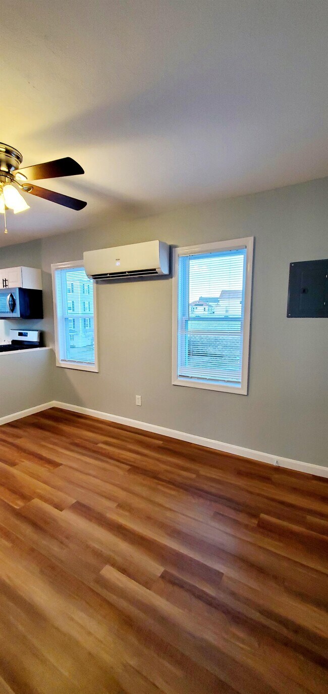 Building Photo - 949 Bedford St