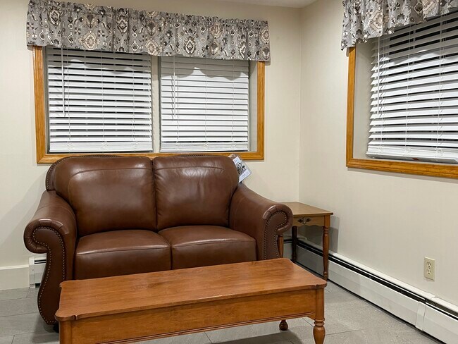 Sala de estar con sofá de cuero - 6030 NY-23