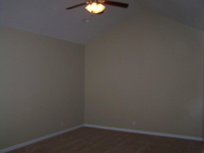 Building Photo - 2 bed, 2 bath, 2 car garage ranch style townhouse in N. Knoxville w/ fenced yard