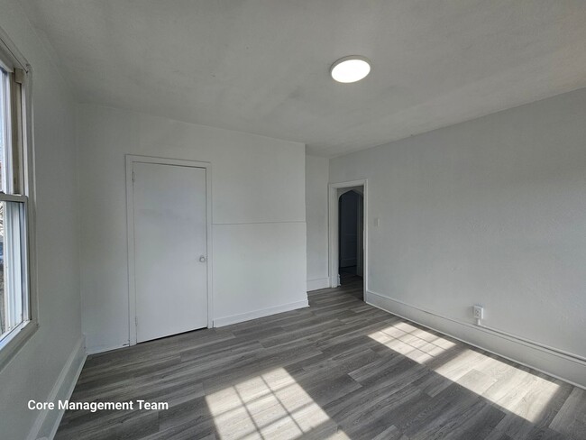 Building Photo - Newly Updated 2 bedroom apartment located ...