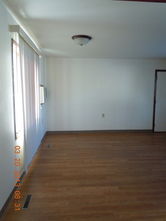 Building Photo - 522 9th St SE