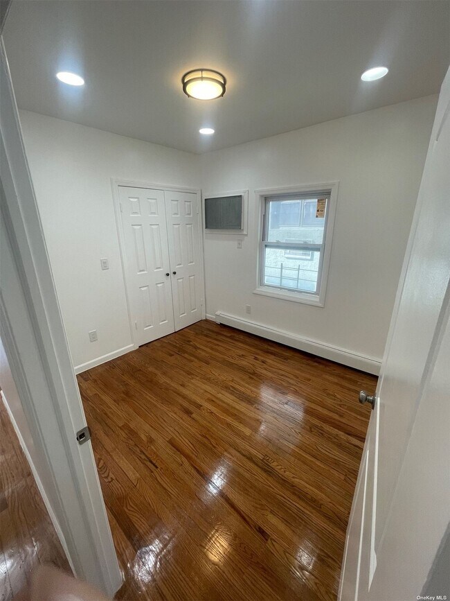 113737 Bayport Pl Unit 2nd FL, Queens, NY 11691 Room for Rent in