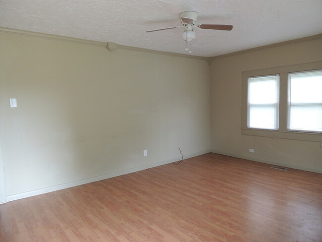 Foto del edificio - 2 Bed, 1 Bath house w/ large level yard an...