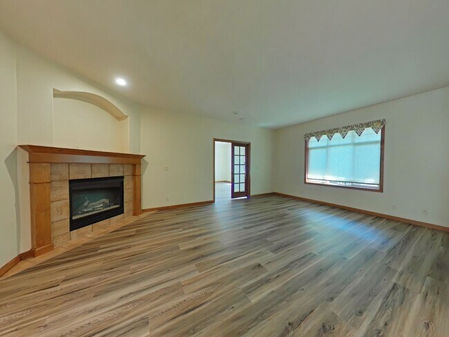 Foto del edificio - 3 Bedroom House ~ Close to Downtown ~ 55+ ...