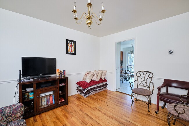 Foto del edificio - 9124 Orchard Brook Dr