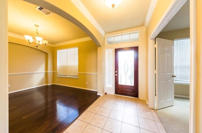 Foto del edificio - 6819 Lavington Way