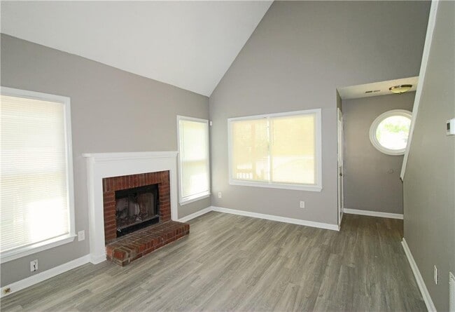 Building Photo - 957 Oak St SW