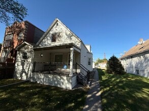 Building Photo - 4844 W Montrose Ave