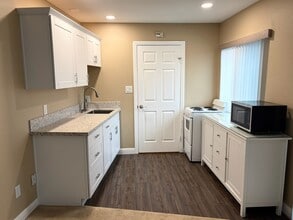 Building Photo - 8700 Rumson Dr