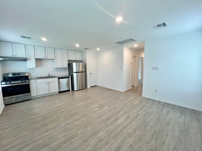 Foto del edificio - **Pending Application** Cozy 2 Bedroom 2 B...