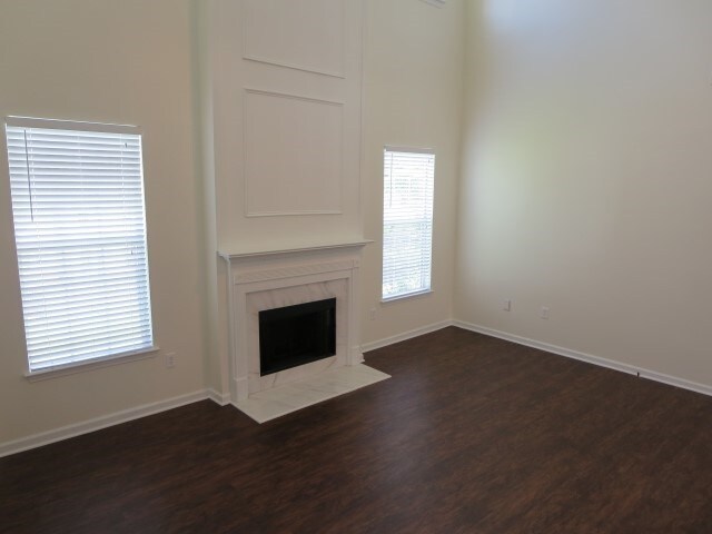 Building Photo - 6372 Daniell Springs Dr