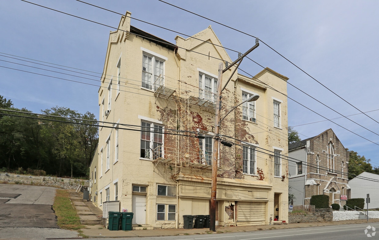Primary Photo - 2100 Riverside Dr