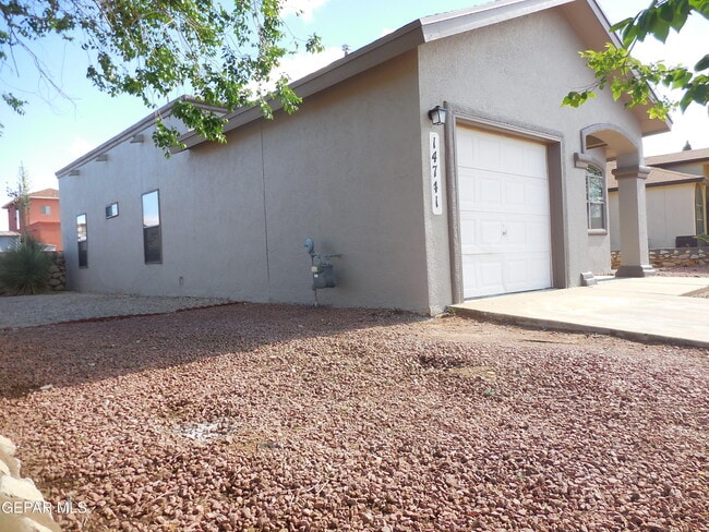 Building Photo - 14741 Calhoun Dr