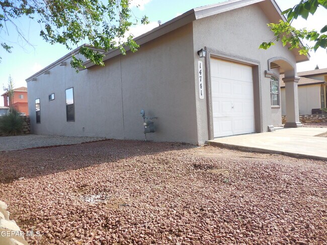 Foto del edificio - 14741 Calhoun Dr