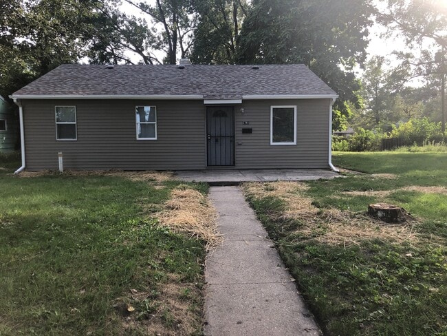 Building Photo - Ranch Home with Separate Dining Room