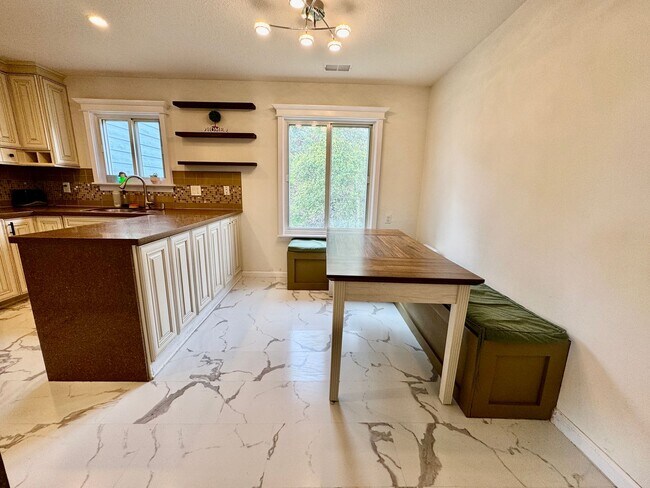Foto del edificio - Stylish 3Bed/2.5Ba Daly City Home with Mod...