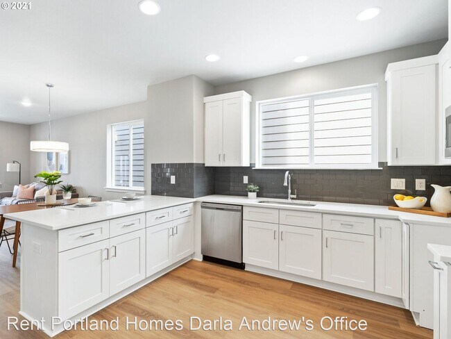 Building Photo - 3 br, 2.5 bath House - 3851 SE 92nd Ave #5