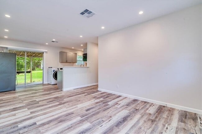 Foto del edificio - 1800 Forestglade Dr