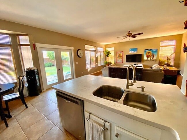 Building Photo - Gorgeous 4 Bedroom 3 Bath home with Pool, ...