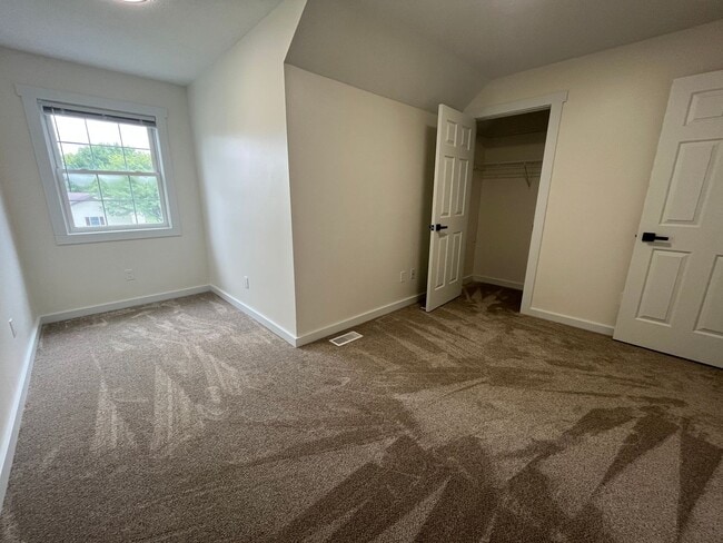 Building Photo - Nice Recently Renovated 3 Bedroom Duplex i...