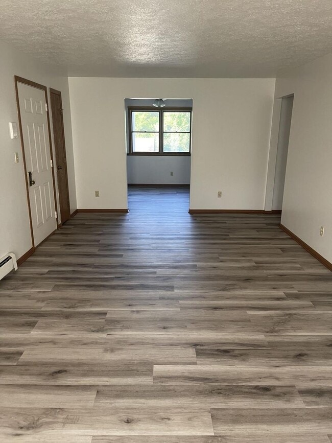 Building Photo - 7386 Eisenhower Dr