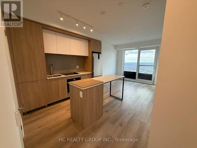 Photo du bâtiment - 395 Square One Dr