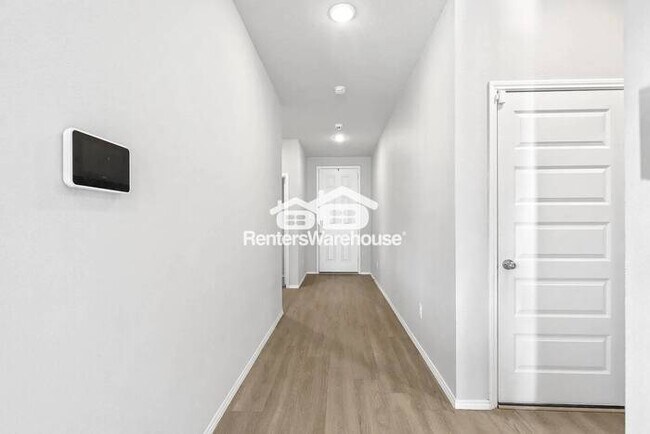 Foto del edificio - Corner Lot, Freshly painted and move in ready