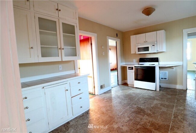 Building Photo - 3 br, 1 bath House - 2107 W 2nd St