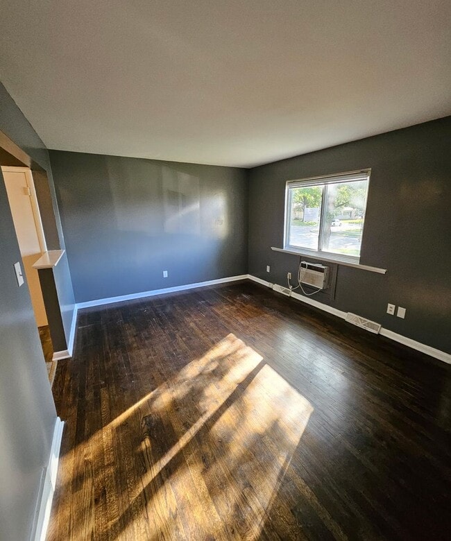 Foto del edificio - Beautiful Mission Duplex — Hardwood Floors...