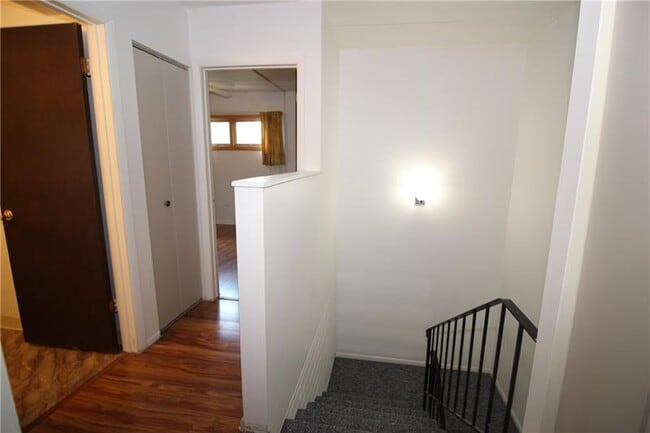 2nd Floor Hallway - 122 Rivermont Ct