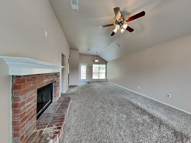 Building Photo - 2025 Hollow Creek Dr